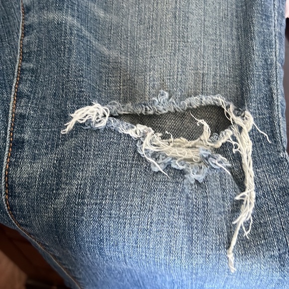 Distressed medium wash American Eagle Jeans - Picture 5 of 7